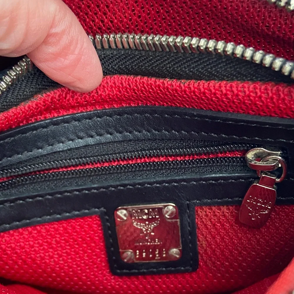 MCM Visetos "Lion 1976 Theme"
Crossbody Bag - Picture 4 of 13